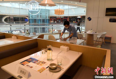 福州餐饮市场有序恢复堂食 市民开始前往就餐